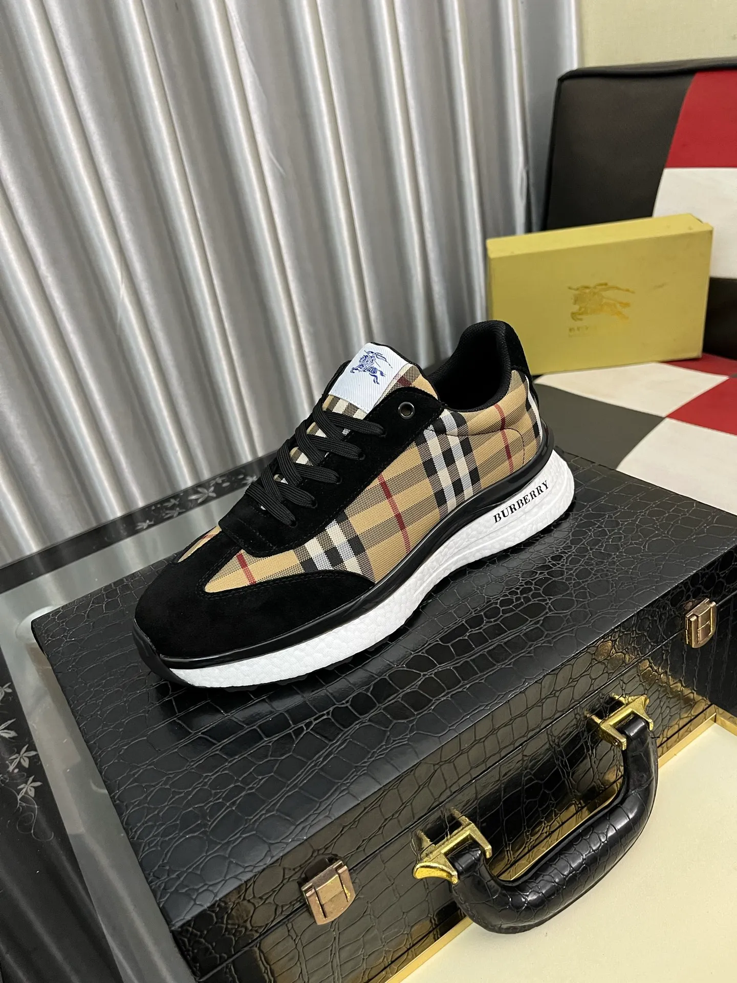 Men's shoes 💰438⌚️⌚️[BURBERRY] Burberry's authentic original high-end casual shoes🇨🇳Exquisite craftsmanship, this fabric is made of high mercerized fabric💯top layer🐷leather lining, suitable for drivers to drive🌴Original wear-resistant rubber outsole, versatile style, worth owning🍓Sizes 38-442️⃣Colors available